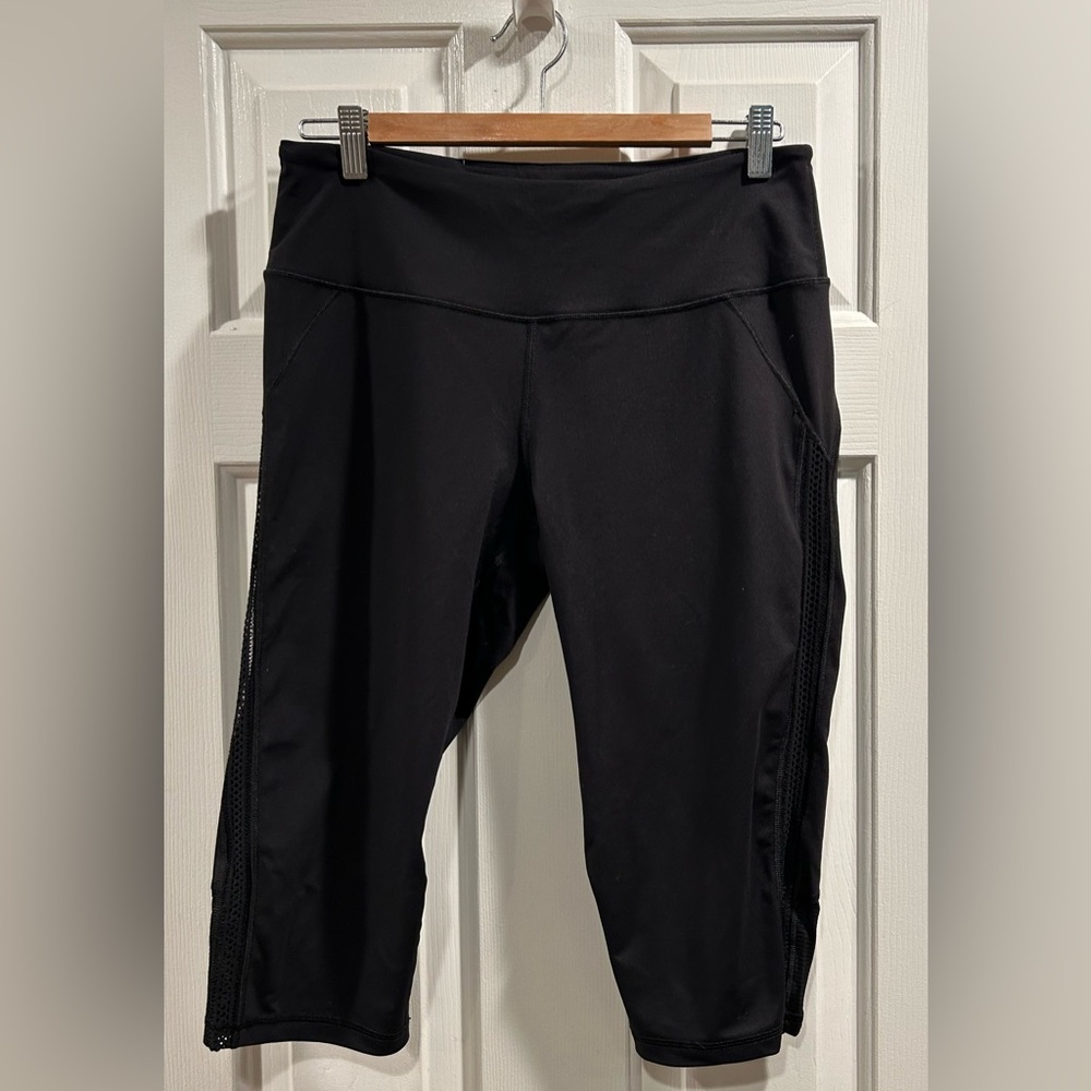 Victoria Sport Black Cropped Leggings Knockout by Victoria Secret, Size L